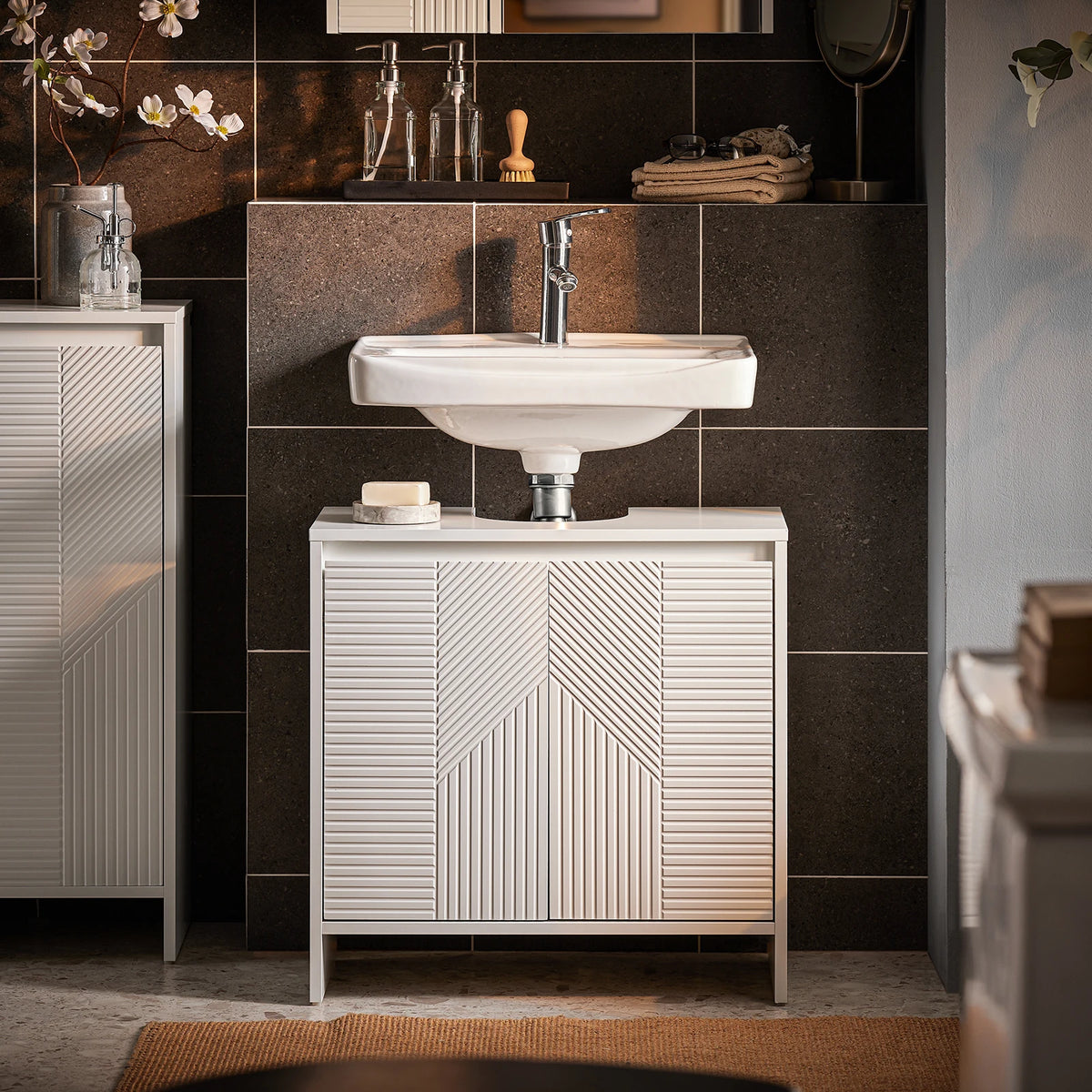 Meuble sous-vasque blanc, étagères réglables