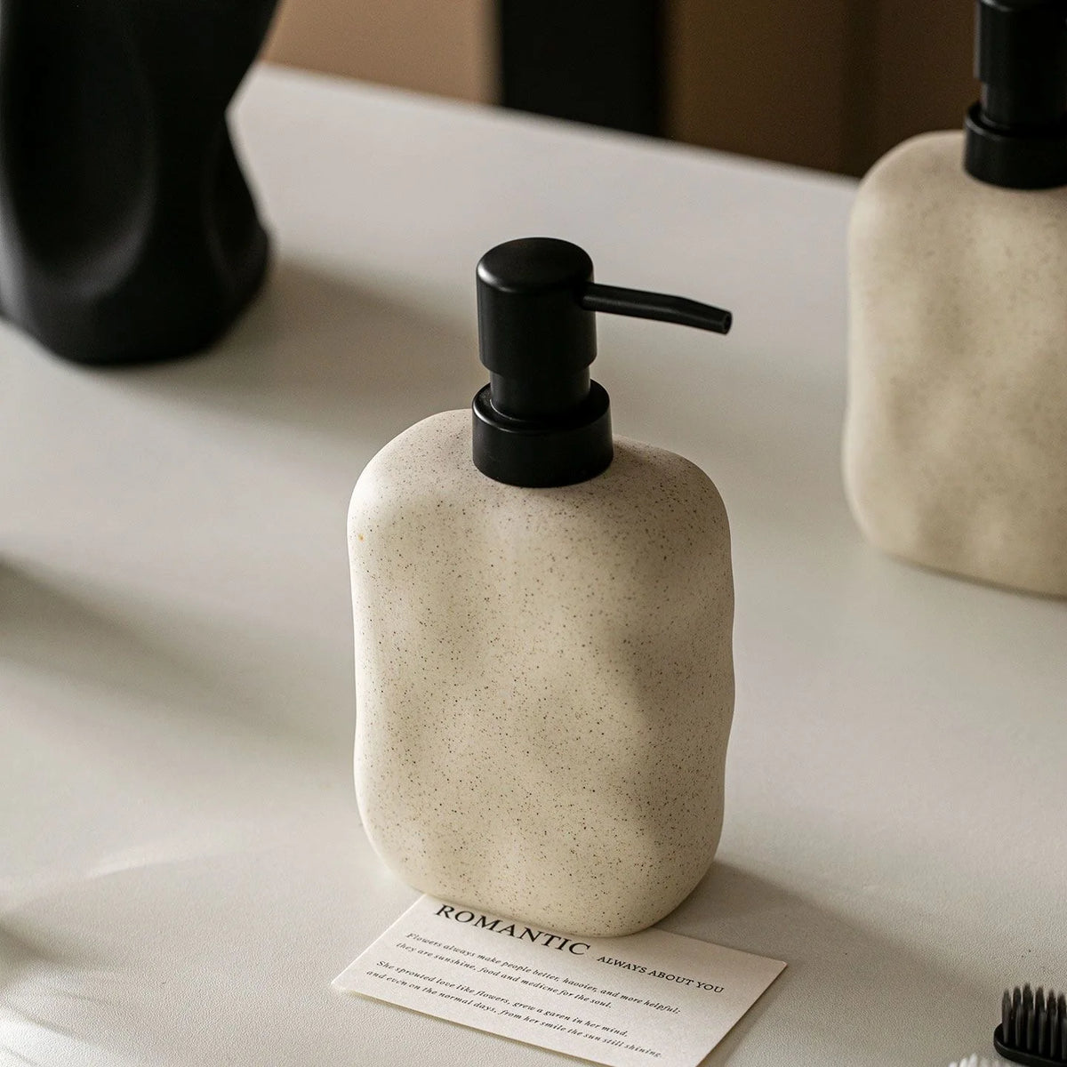 Distributeur de savon en céramique, wabi-sabi