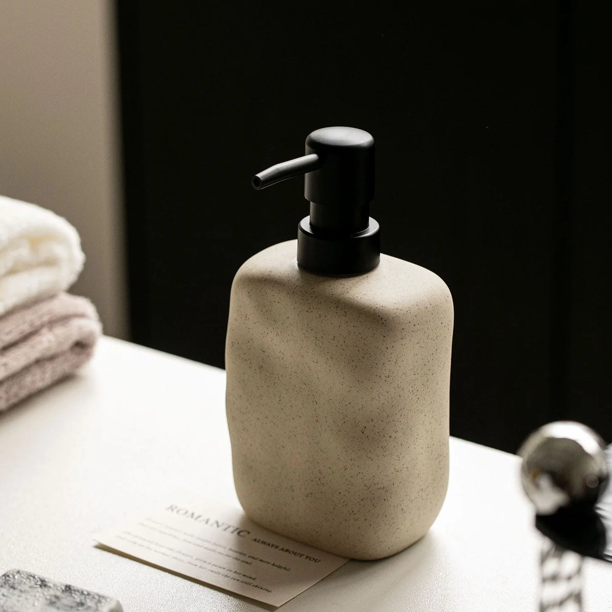 Distributeur de savon en céramique, wabi-sabi