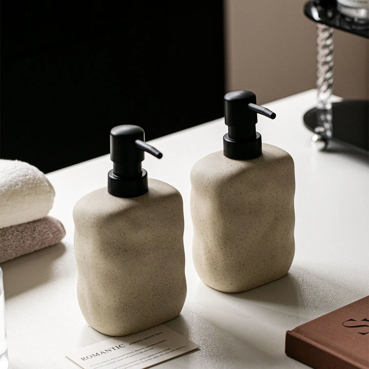 Distributeur de savon en céramique, wabi-sabi