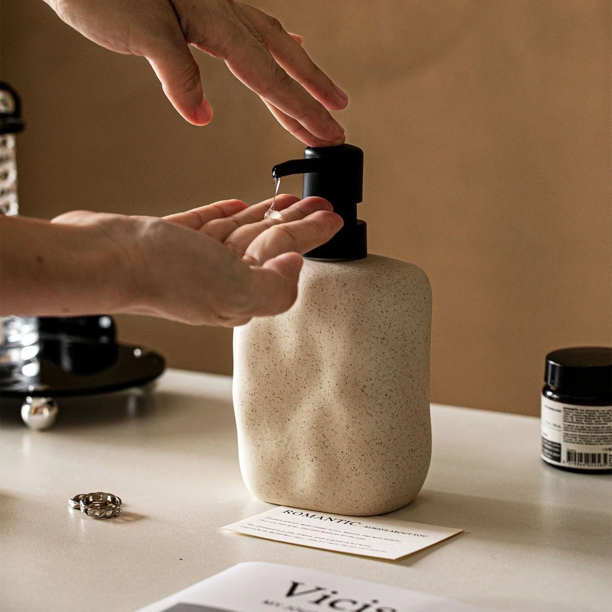Distributeur de savon en céramique, wabi-sabi